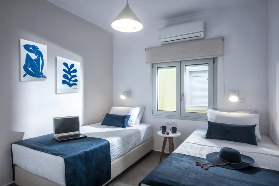 Property building, Bed, Bedroom
