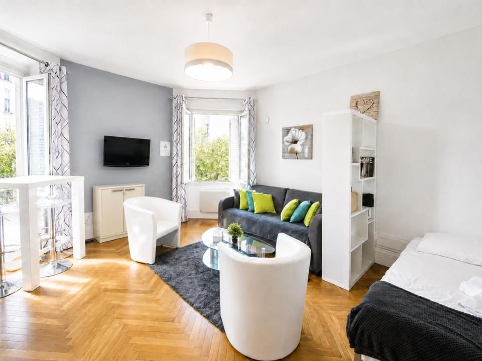 Communal lounge/ TV room, Bed, Seating area, Bedroom