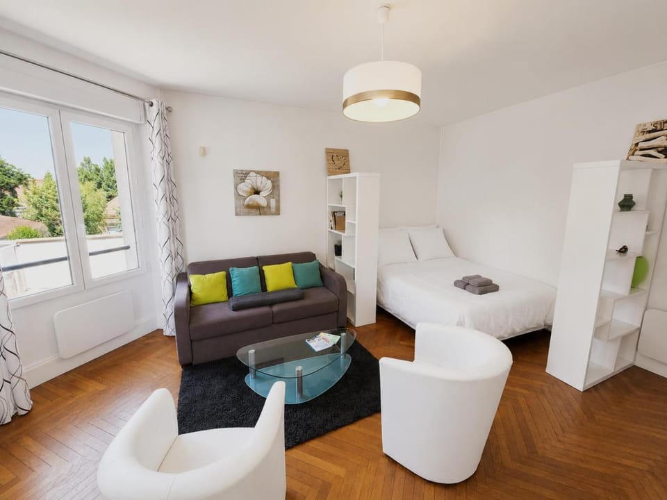 Bed, Seating area