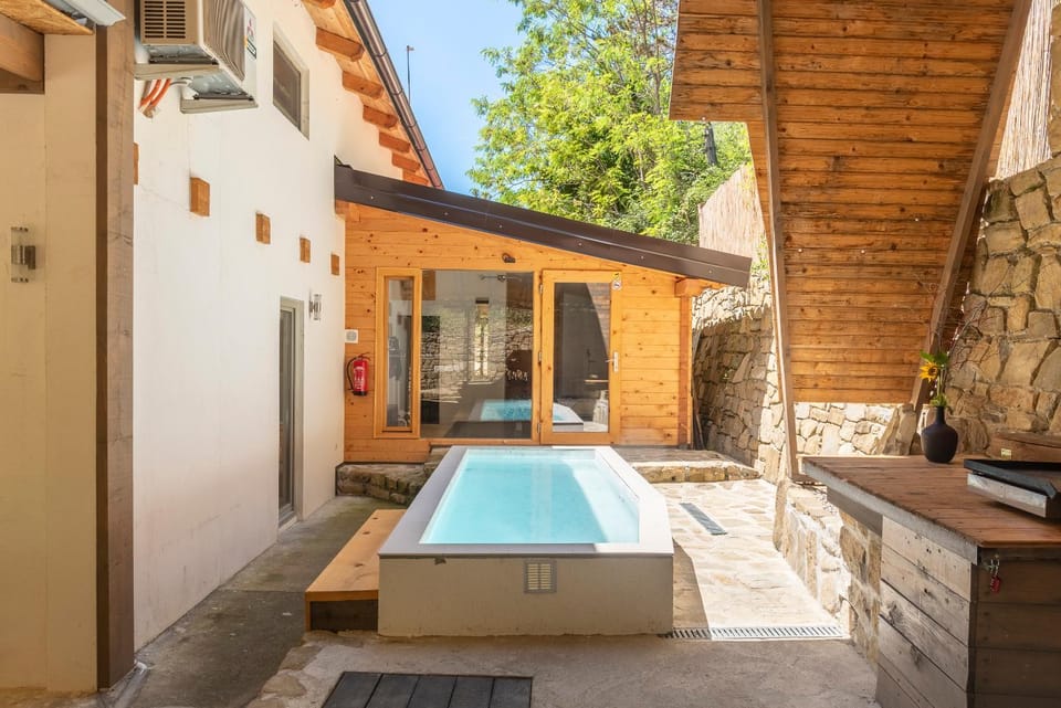Swimming pool, Swimming pool