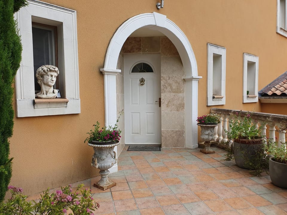 Facade/entrance