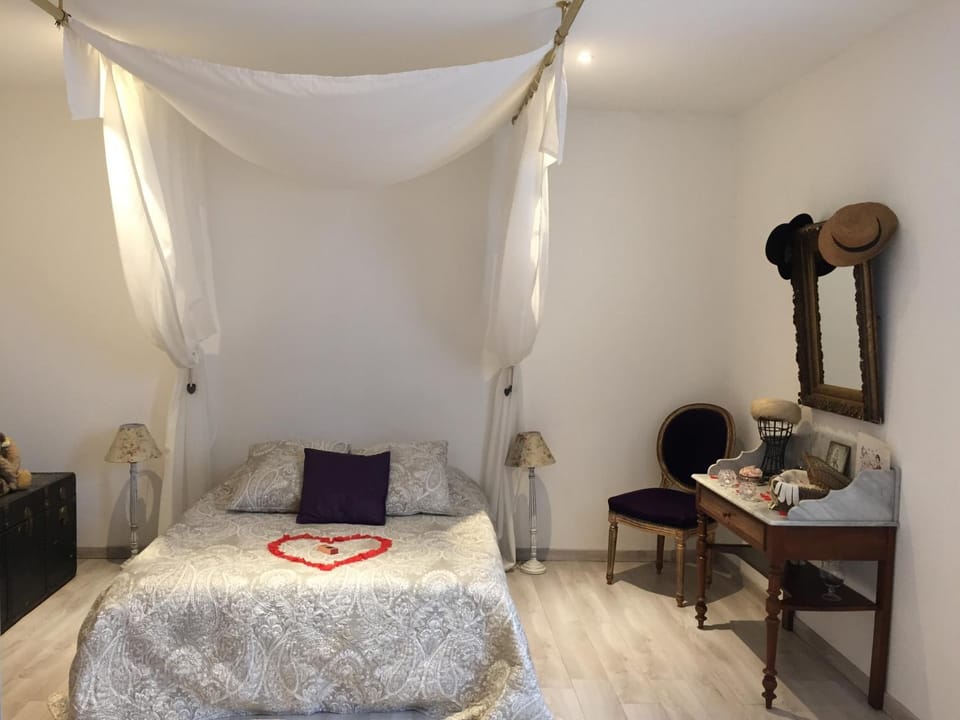 Photo of the whole room, Bedroom