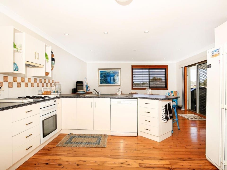 Shores I Pet Friendly I 1 Min Walk to Beach House in Culburra Beach