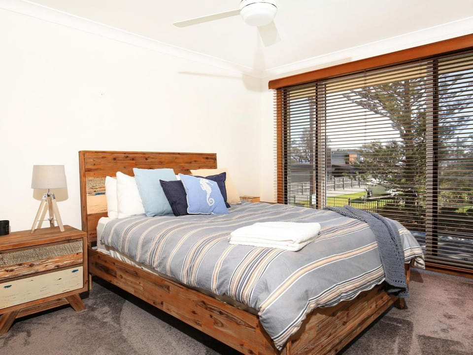 Shores I Pet Friendly I 1 Min Walk to Beach House in Culburra Beach