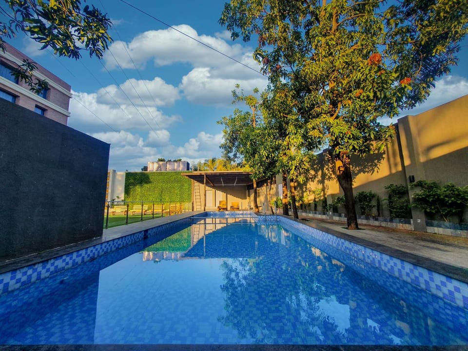 Property building, Day, Pool view, Swimming pool