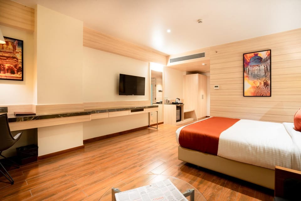 Bed, TV and multimedia, Photo of the whole room, Seating area, Bedroom, hair dresser
