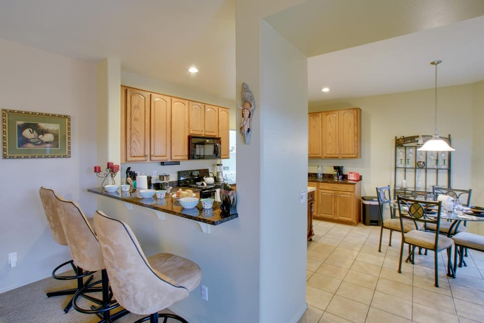 Patio & Community Perks! San Tan Mountain Retreat House in Johnson Ranch