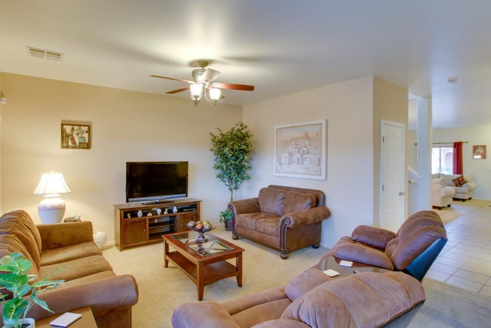 Patio & Community Perks! San Tan Mountain Retreat House in Johnson Ranch