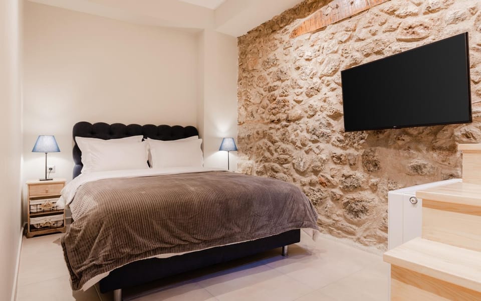 Bed, TV and multimedia, Photo of the whole room, Bedroom