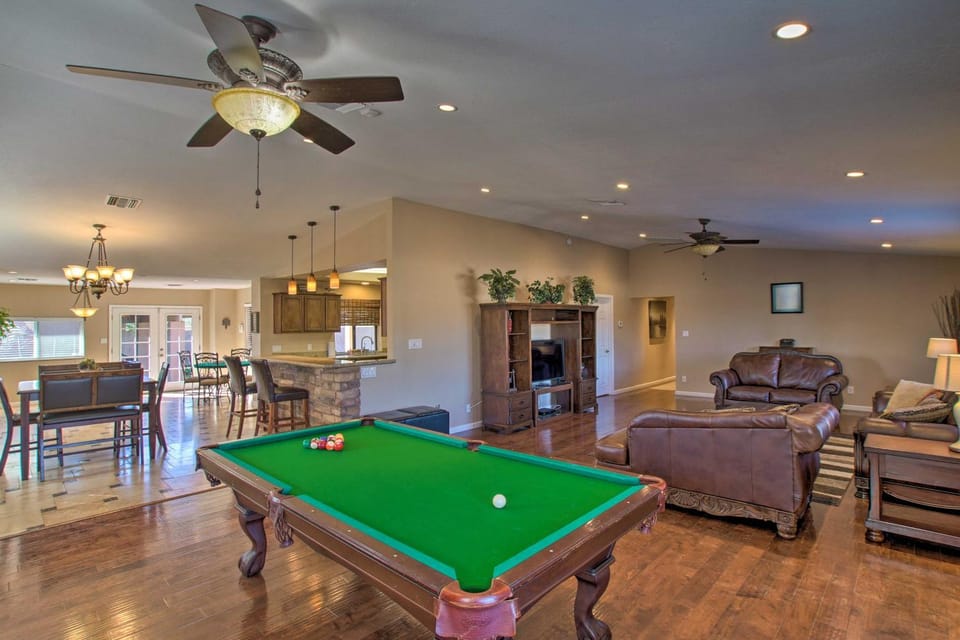 Group Getaway w/ Pool & Putting Green in Glendale House in Phoenix