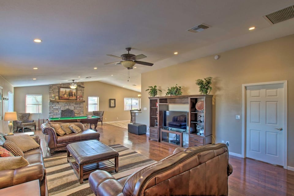 Group Getaway w/ Pool & Putting Green in Glendale House in Phoenix
