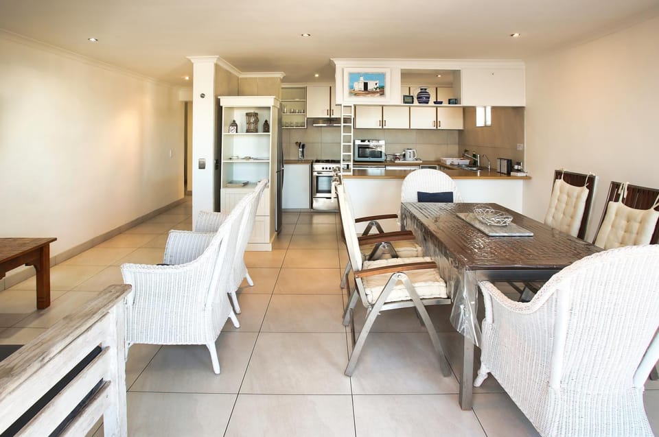 Kitchen or kitchenette, Living room, Seating area, Dining area, oven, stove