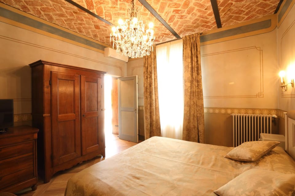 Bedroom, Facility for disabled guests