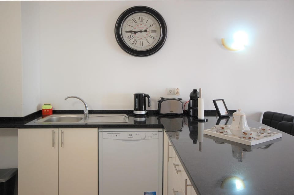 Coffee/tea facilities, Kitchen or kitchenette, Decorative detail, Dining area