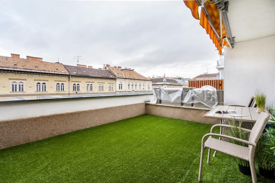 Neighbourhood, Balcony/Terrace