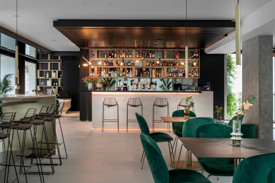 Restaurant/places to eat, Lounge or bar