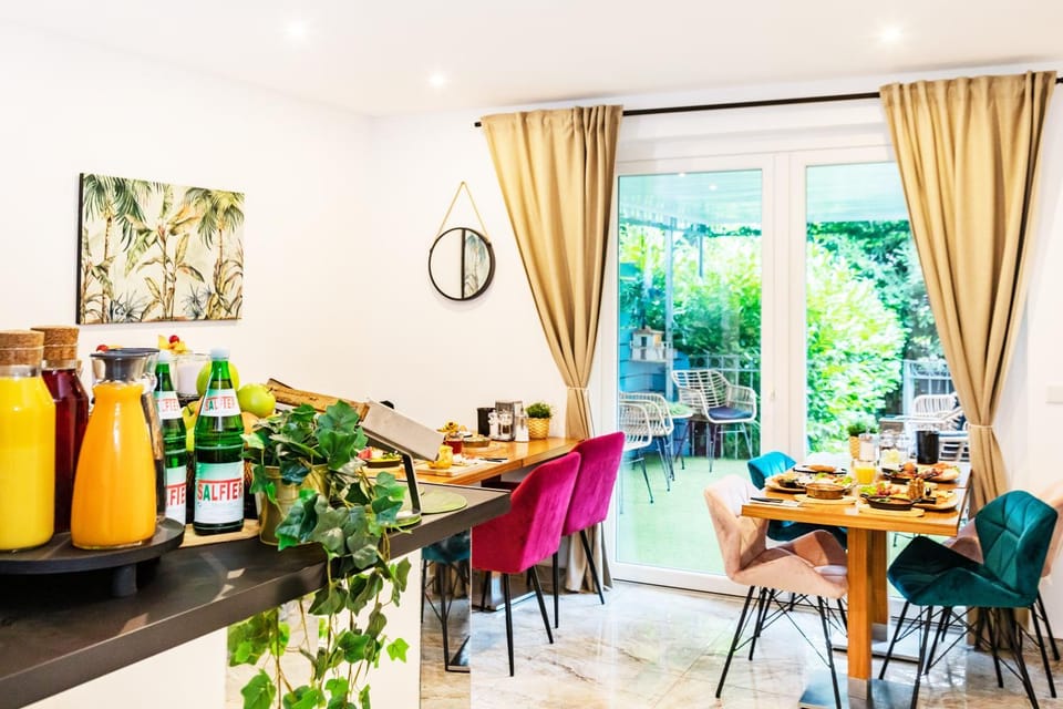 Food and drinks, Seating area, Dining area