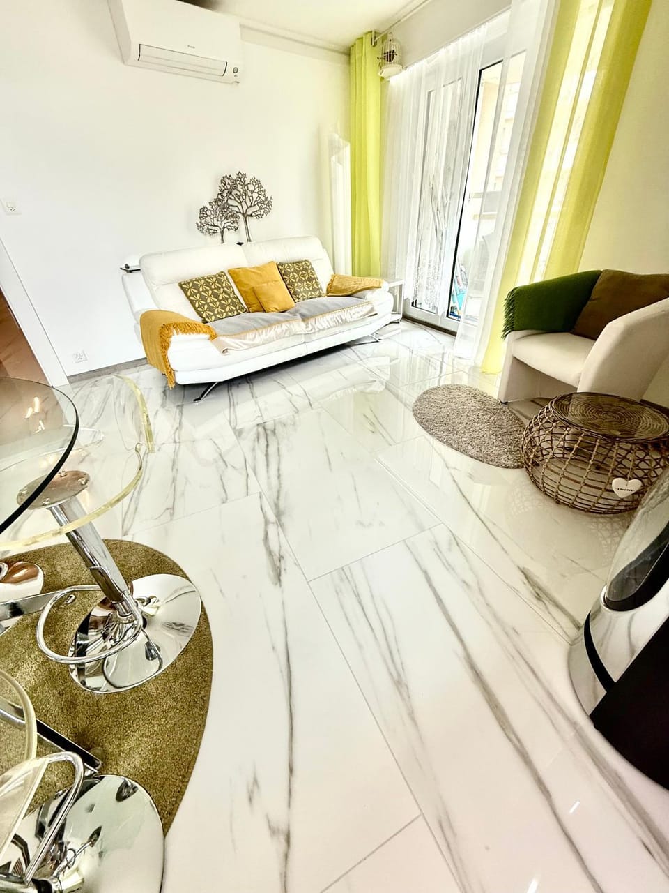 Living room, Seating area, air conditioner