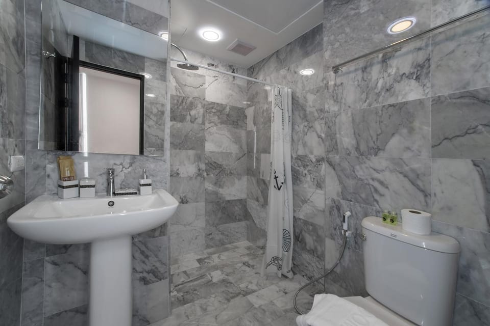 Shower, Toilet, Bathroom, towels