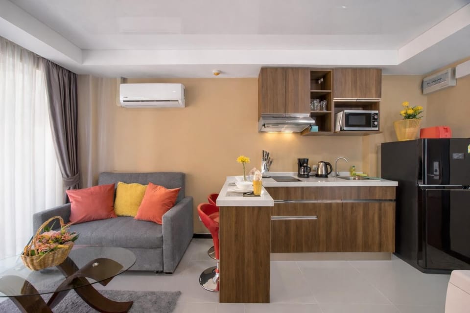 TV and multimedia, Kitchen or kitchenette, Living room, Seating area, Dining area, stove, toaster, air conditioner
