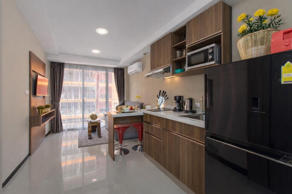Kitchen or kitchenette, Dining area, stove, toaster