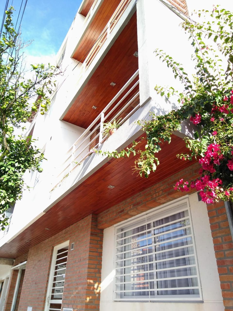 Property building, Facade/entrance, Day, Balcony/Terrace