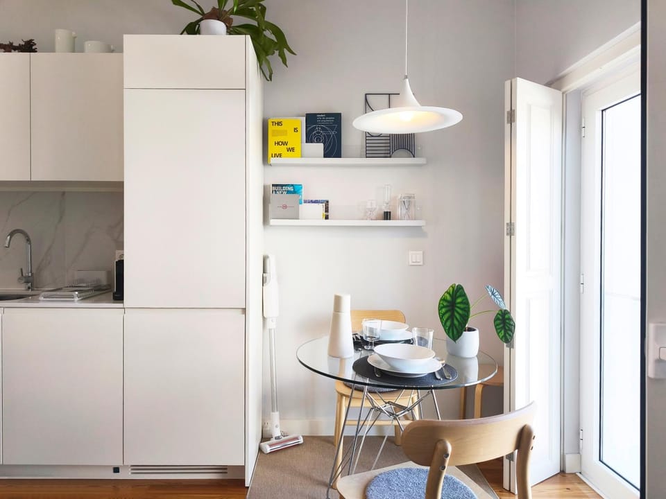 Kitchen or kitchenette, Dining area