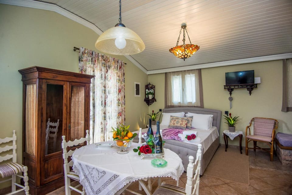 Photo of the whole room, Dining area