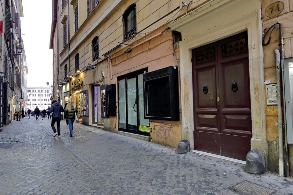 Facade/entrance, Neighbourhood