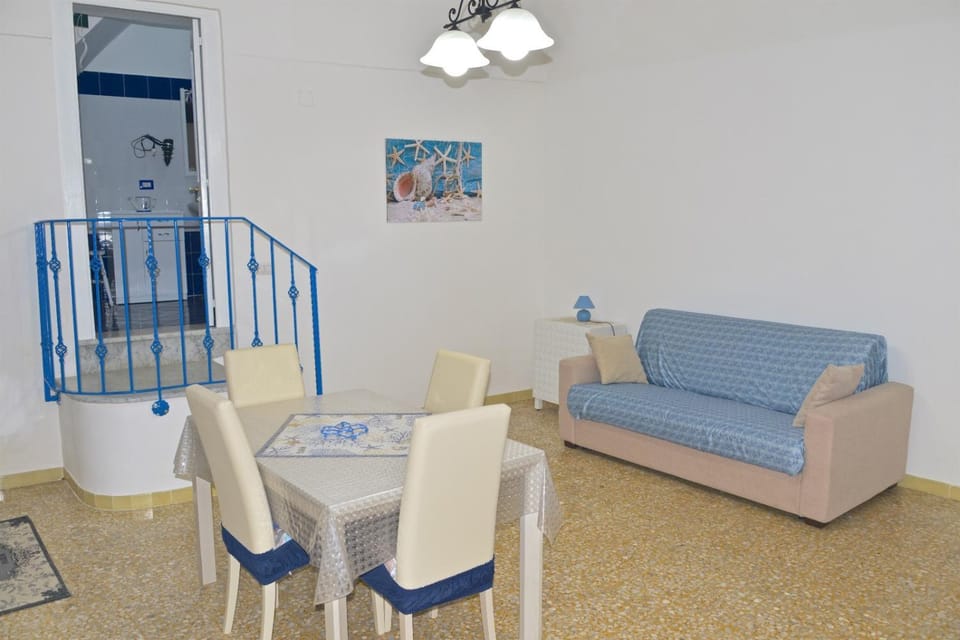 Living room, Seating area, Dining area, Guests