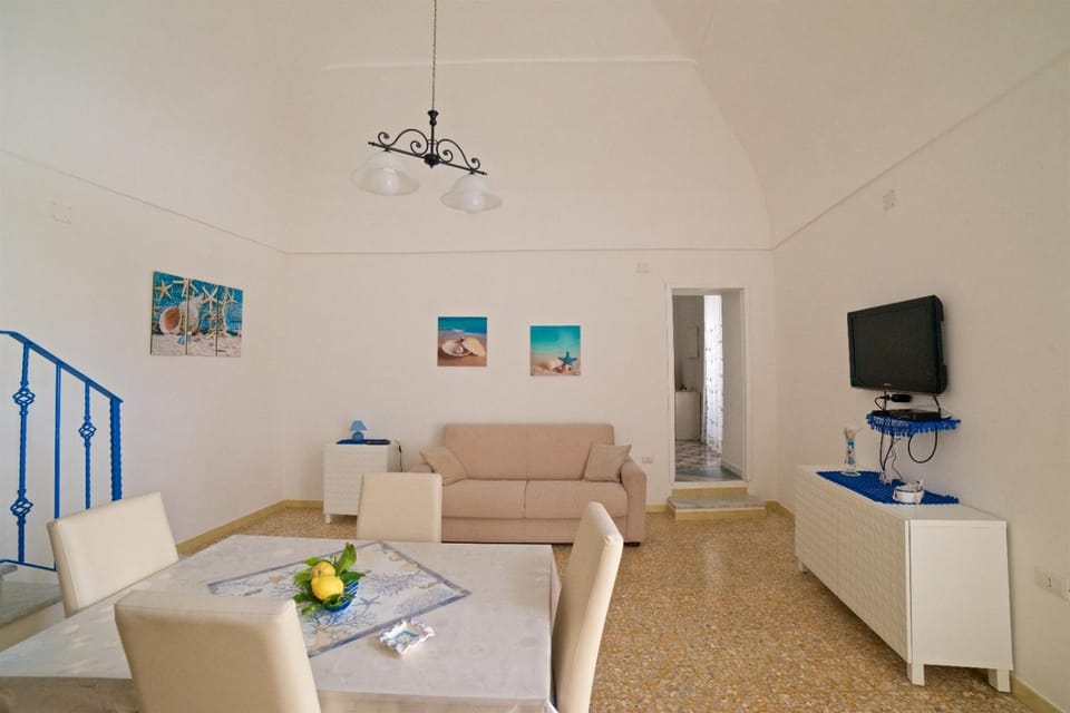 Living room, Seating area, Dining area, Family
