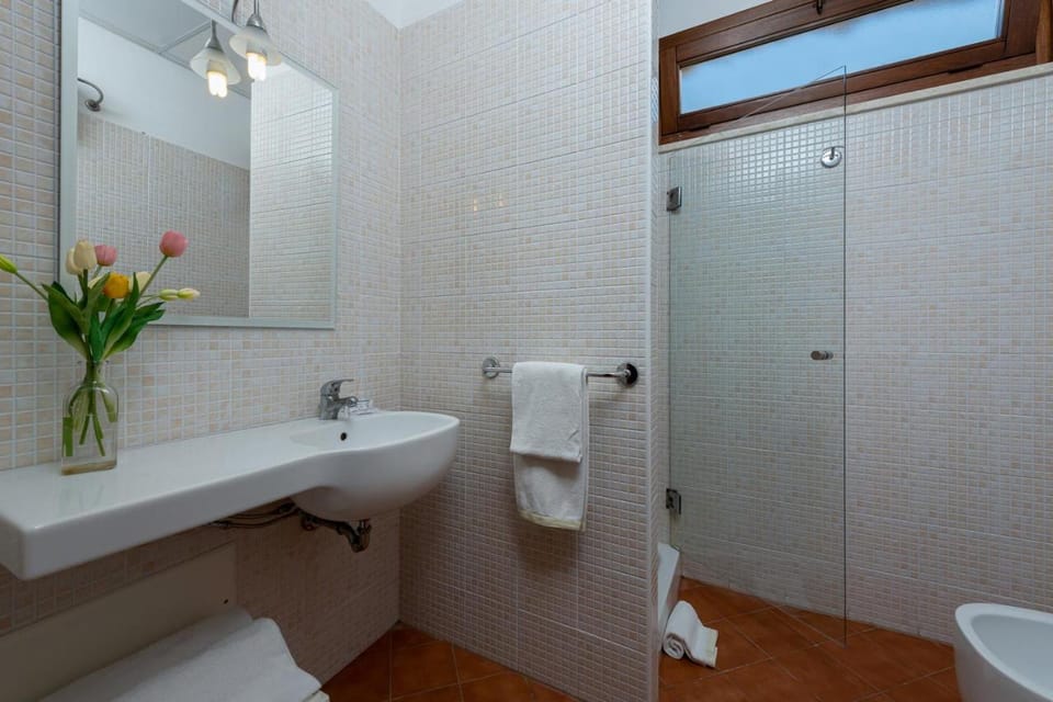 Shower, Toilet, Bathroom, towels