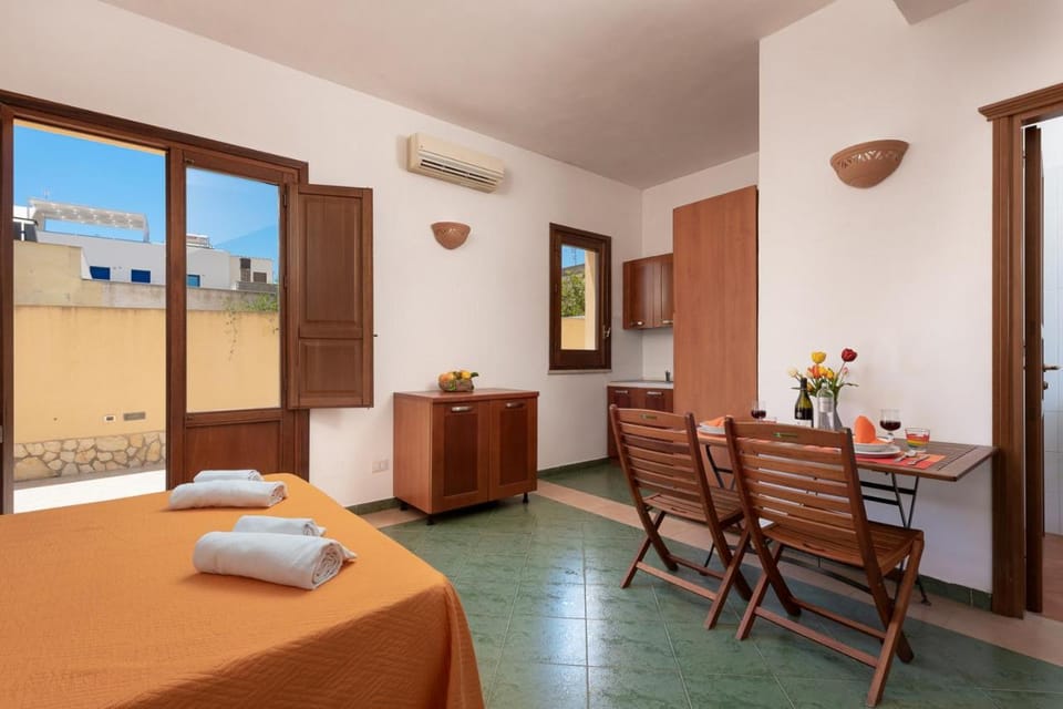 Bed, Kitchen or kitchenette, Living room