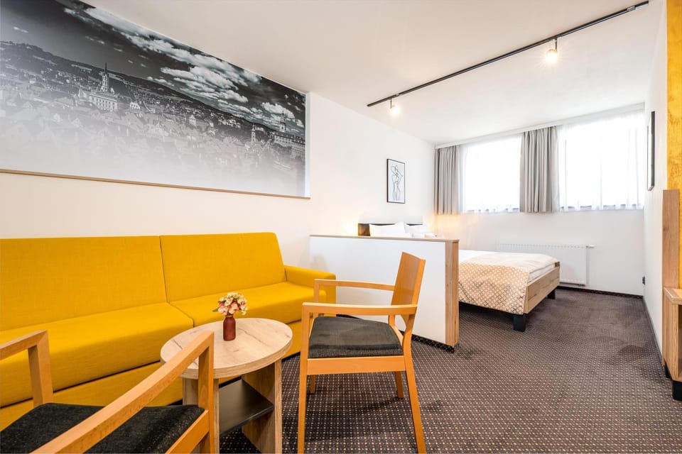 Bed, Photo of the whole room, Seating area