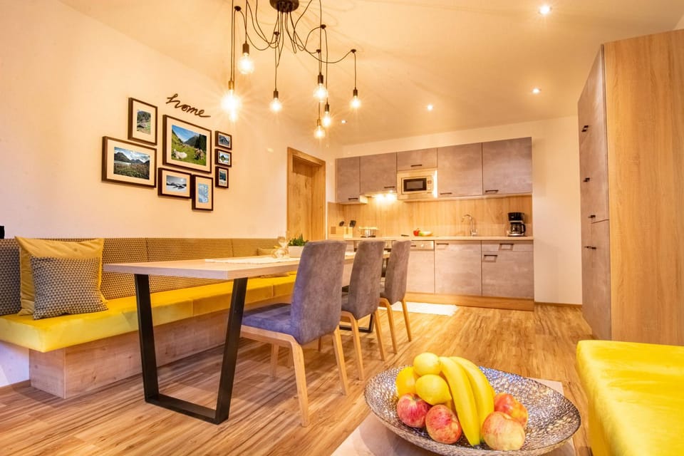 Kitchen or kitchenette, Living room, Seating area, Dining area