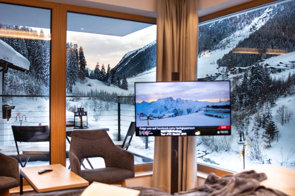 Natural landscape, Winter, TV and multimedia, View (from property/room), Seating area, Mountain view