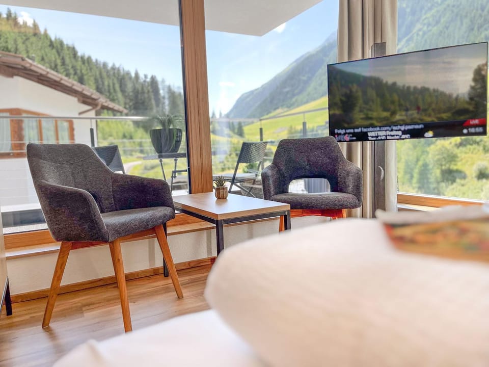 Natural landscape, TV and multimedia, View (from property/room), Photo of the whole room, Mountain view