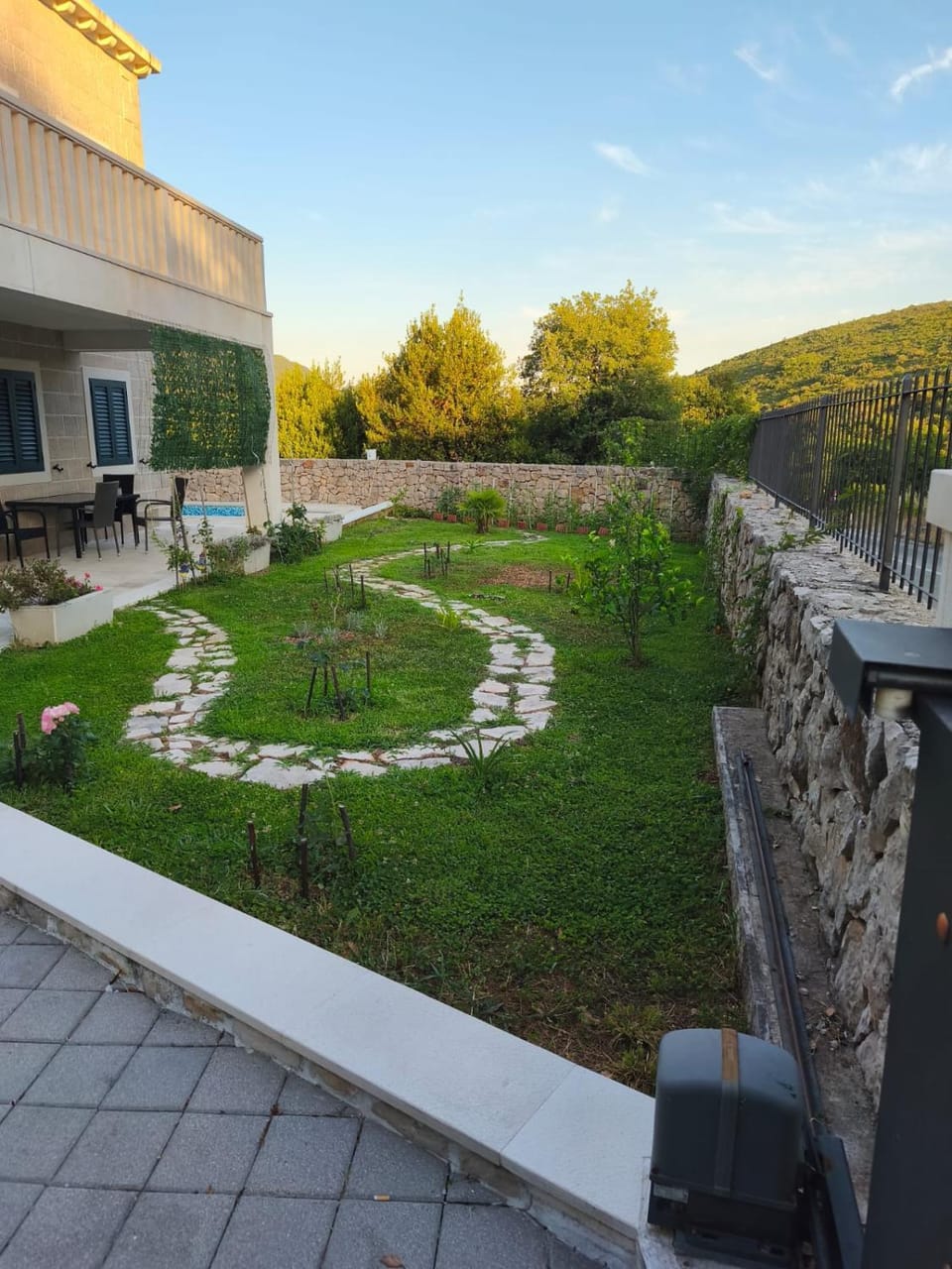 Property building, Spring, Day, Natural landscape, Garden, Garden view, Mountain view