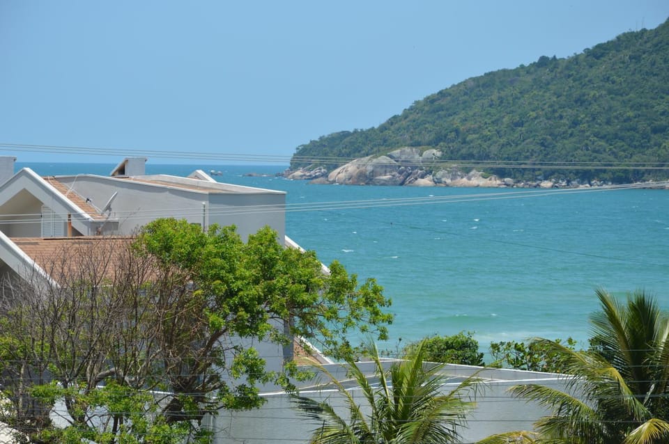 Belíssimo Apto 2 Suítes a 50 metros do mar em Bombinhas SC Apartment in Bombinhas