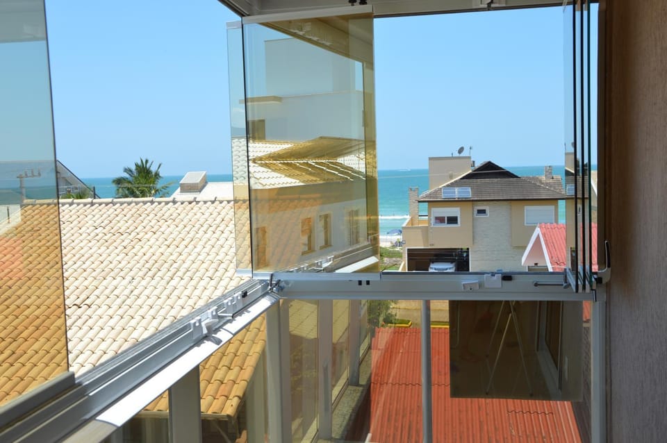 Belíssimo Apto 2 Suítes a 50 metros do mar em Bombinhas SC Apartment in Bombinhas