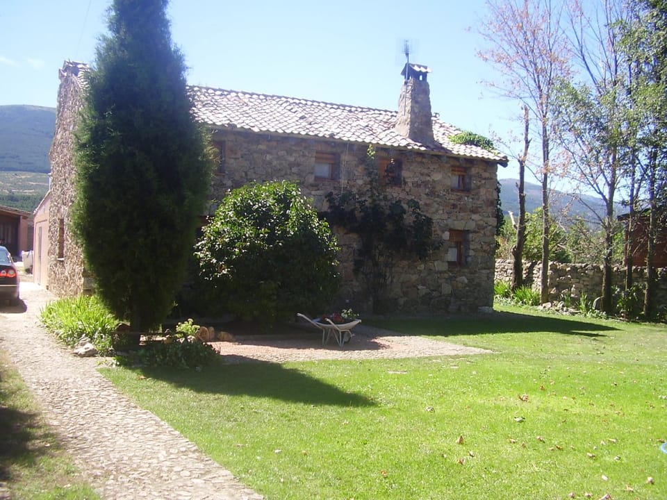 Property building, Day, Natural landscape, Garden, Garden view, Landmark view