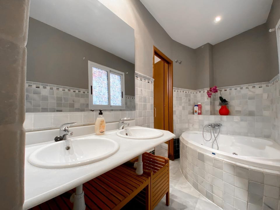 Valencia Centro. Wifi/AACC Jacuzzi Apartment in Valencia