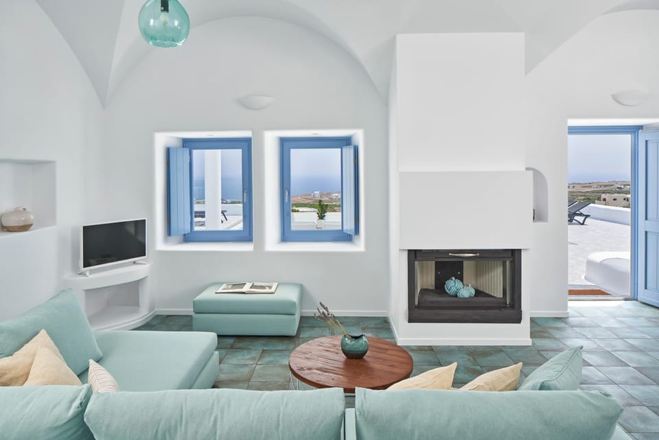 Living room, Pool view