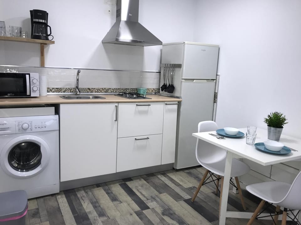 Kitchen or kitchenette, Dining area