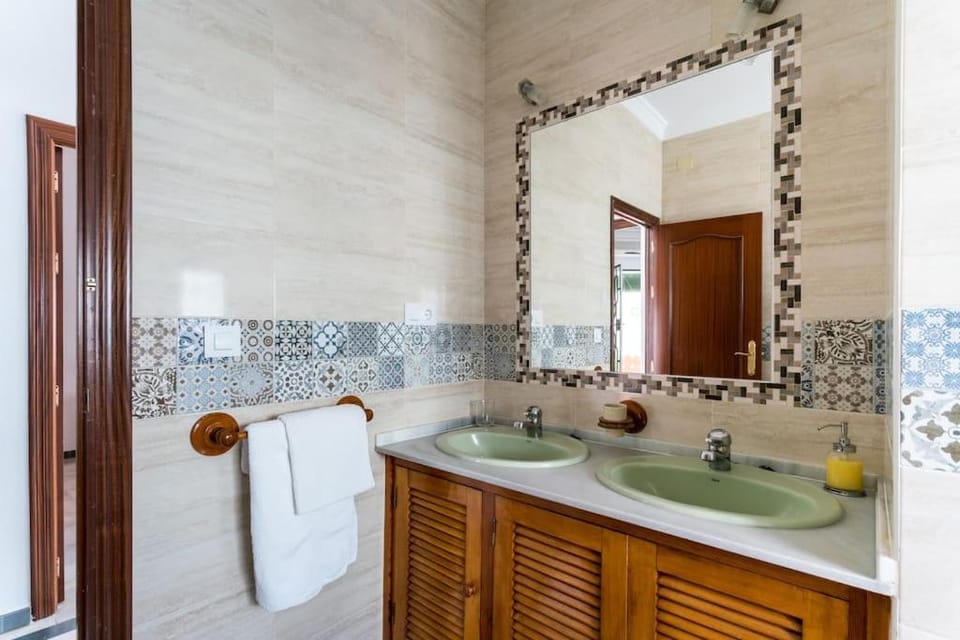 Bathroom, towels