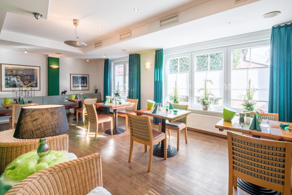 Restaurant/places to eat, Food and drinks, Banquet/Function facilities, Seating area