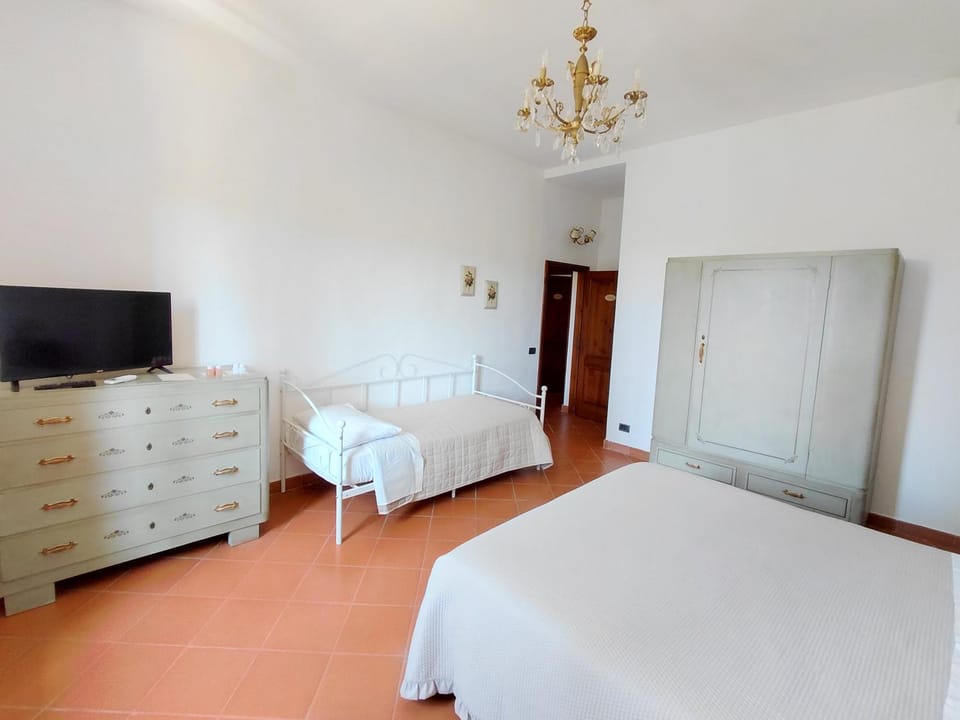 Bed, TV and multimedia, Photo of the whole room, Bedroom, wardrobe