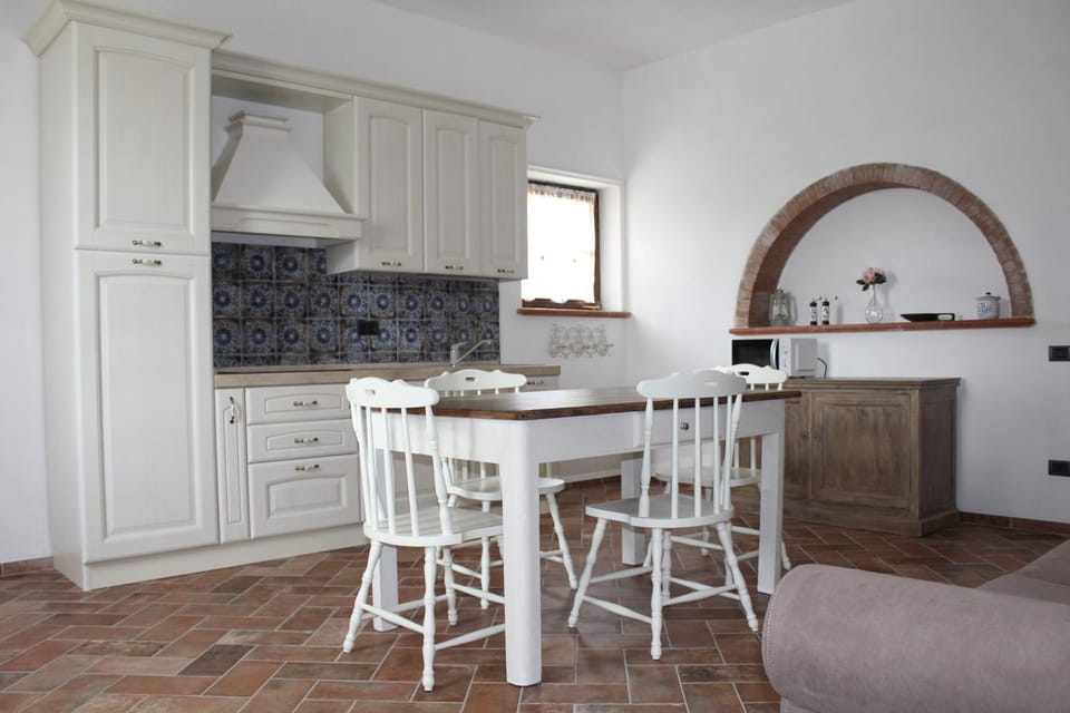 Kitchen or kitchenette, Dining area, stove
