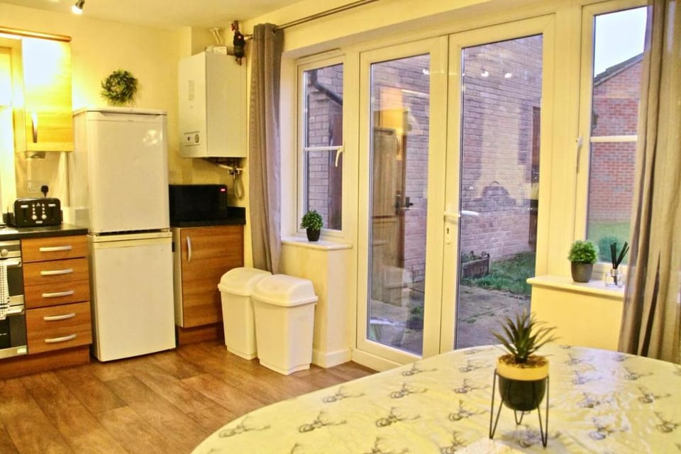 EasyRest House Peterborough - 6 Beds & Private Parking - Easy Location - Access to A1, City Centre & Shops House in Huntingdonshire District