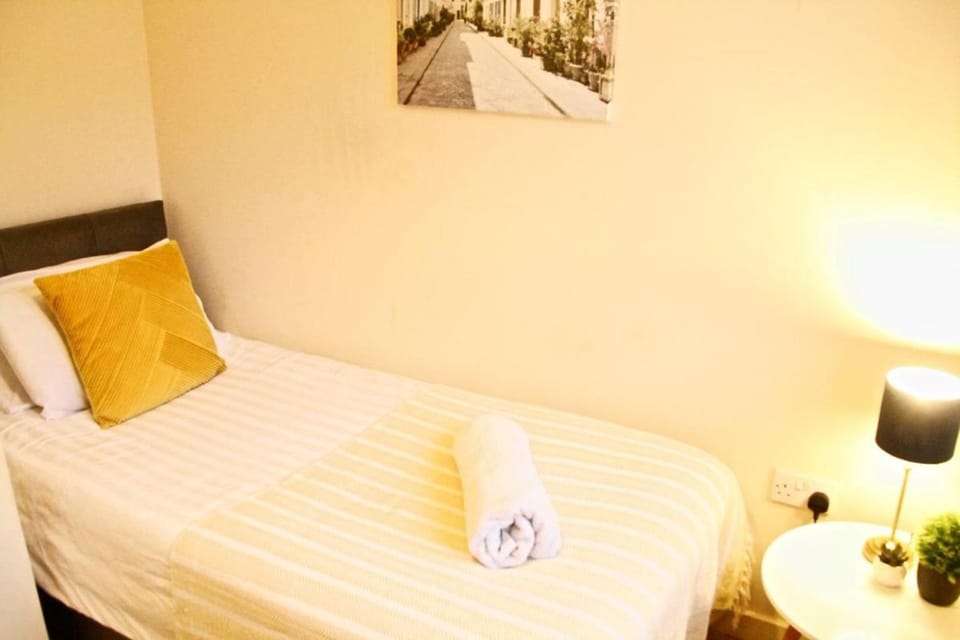 EasyRest House Peterborough - 6 Beds & Private Parking - Easy Location - Access to A1, City Centre & Shops House in Huntingdonshire District